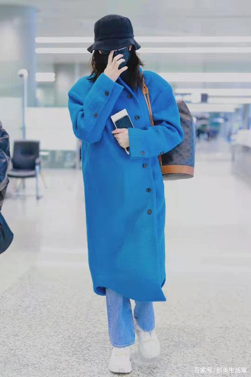 蓝色大衣配什么鞋子