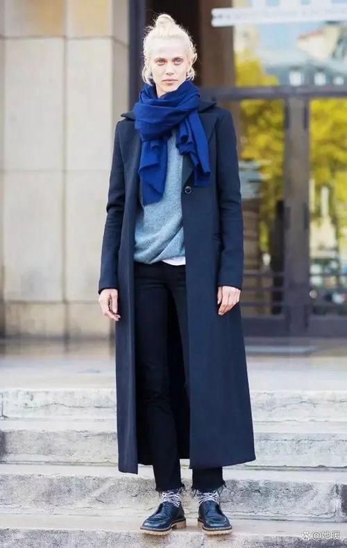 蓝色大衣配什么鞋子