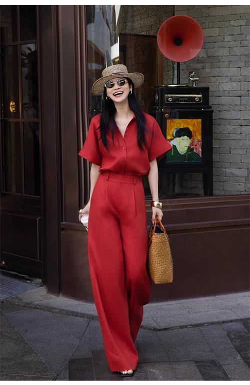 红色阔腿裤配什么上衣