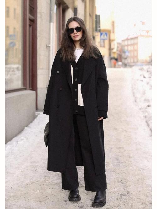 黑色长呢大衣怎么搭配图片