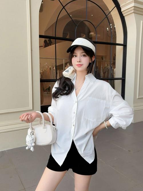 白色衬衣开衫怎么搭配