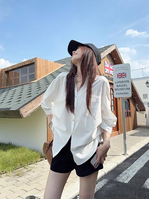 白色衬衣开衫怎么搭配