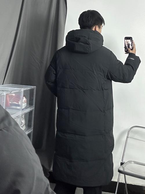 冬季男长款羽绒服怎么搭配