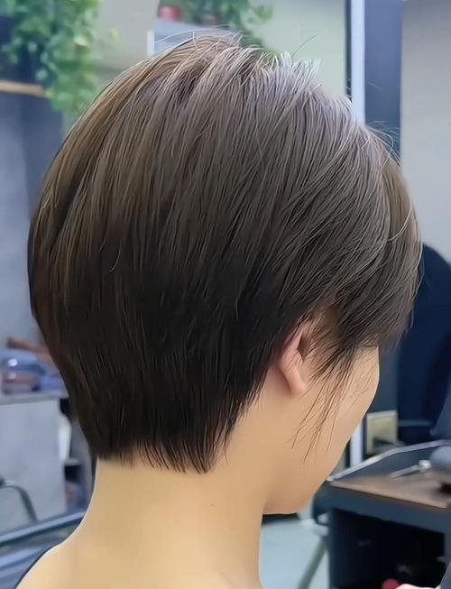 长方脸适合什么短发