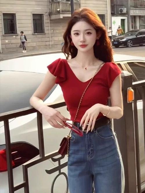 红色短袖宽松毛衣怎么搭配图片