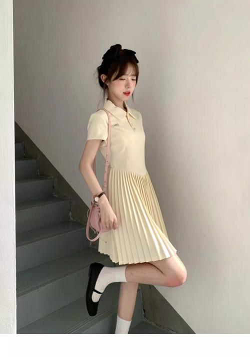 学生连衣裙短款怎么搭配
