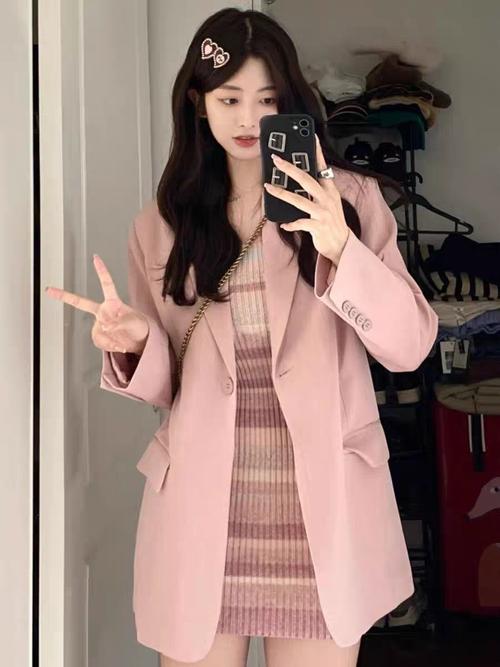 韩版粉色宽松西装怎么搭配图片