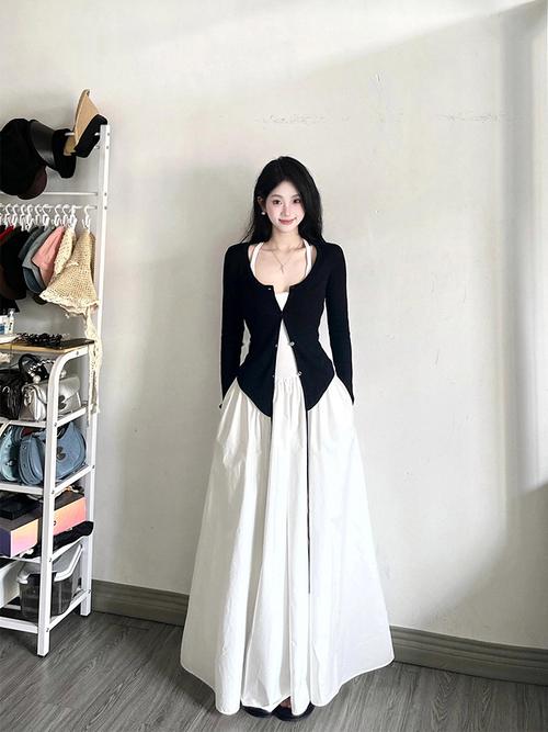 无袖连衣裙怎么内搭配图片