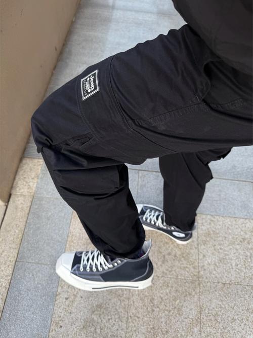 黑色鞋子配什么颜色裤子