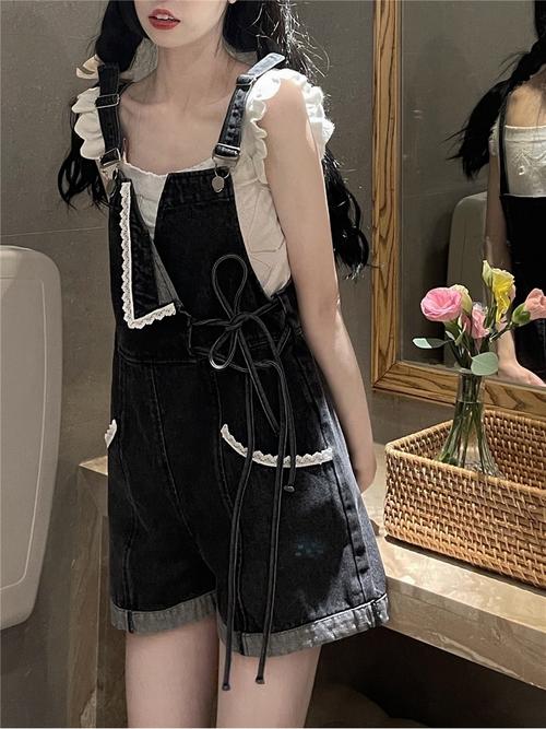 背带黑色短裤怎么搭配