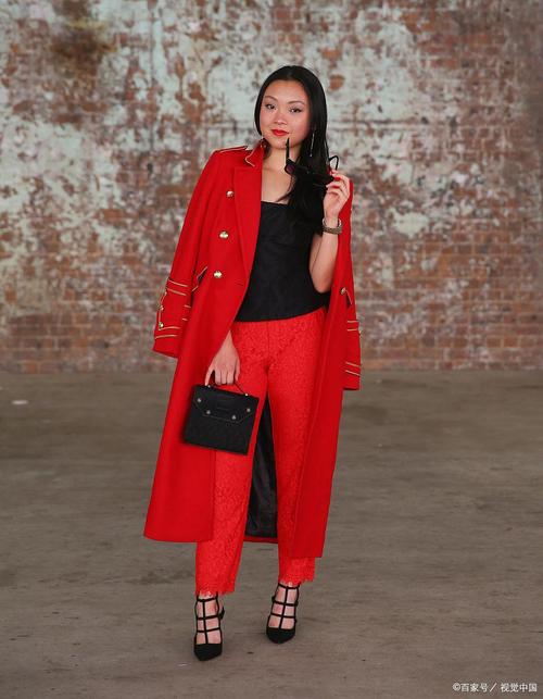 红色大衣怎么搭配头发颜色好看图片大全