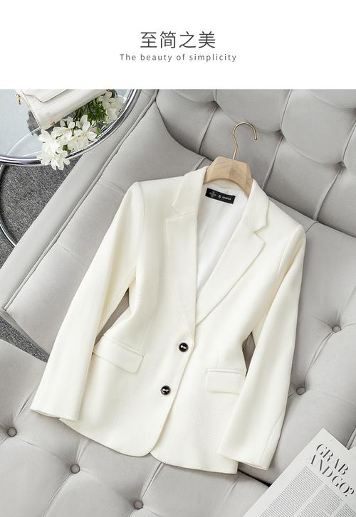 冬天白西服怎么搭配图片