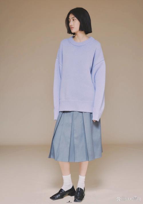 红灰色围巾怎么搭配衣服好看