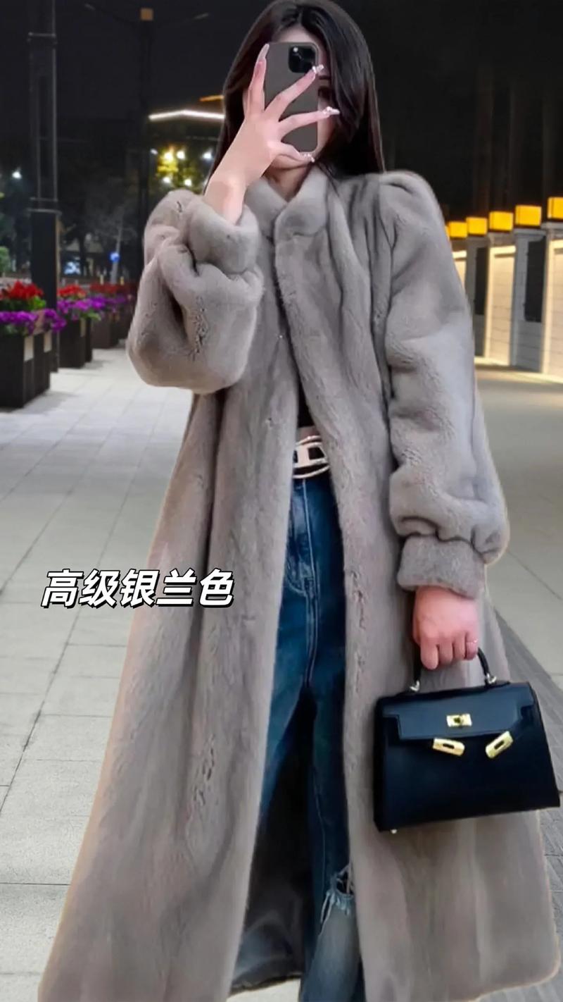 女长皮草外套怎么搭配