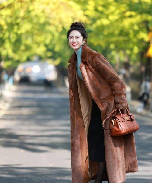 女长皮草外套怎么搭配