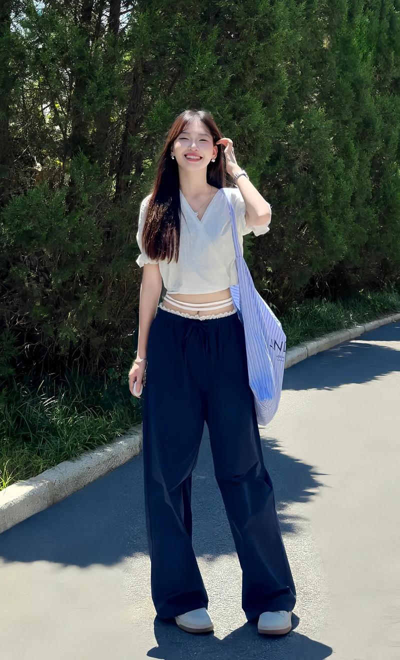 藏青上衣搭什么裤子