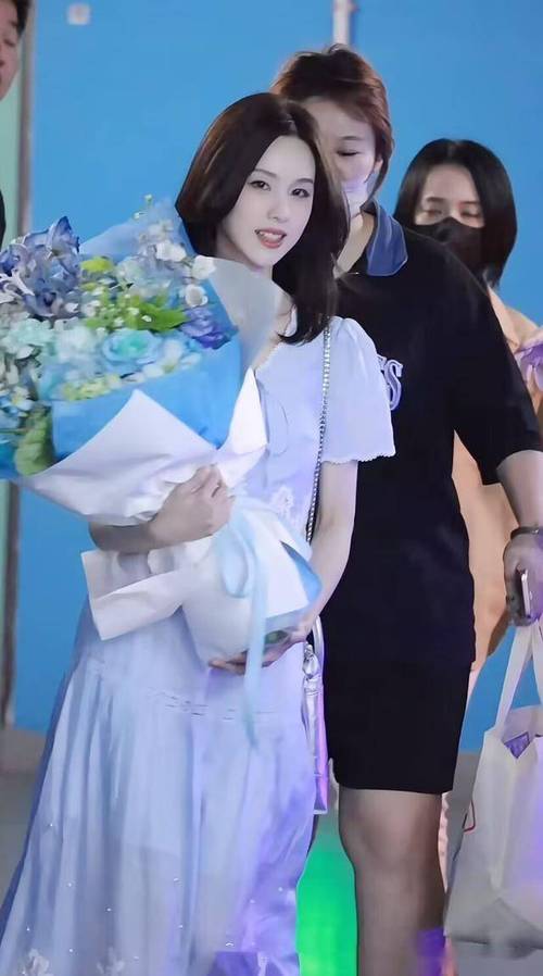 蓝色长裙配什么外套