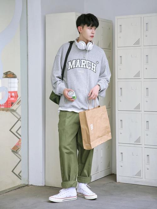 军绿色裤子灰色鞋子怎么搭配图片