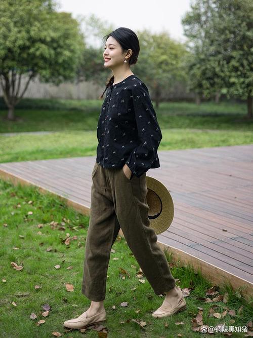 军绿色裤子灰色鞋子怎么搭配图片