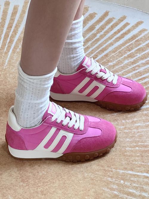 冬季粉色的运动鞋怎么搭配衣服好看图片大全