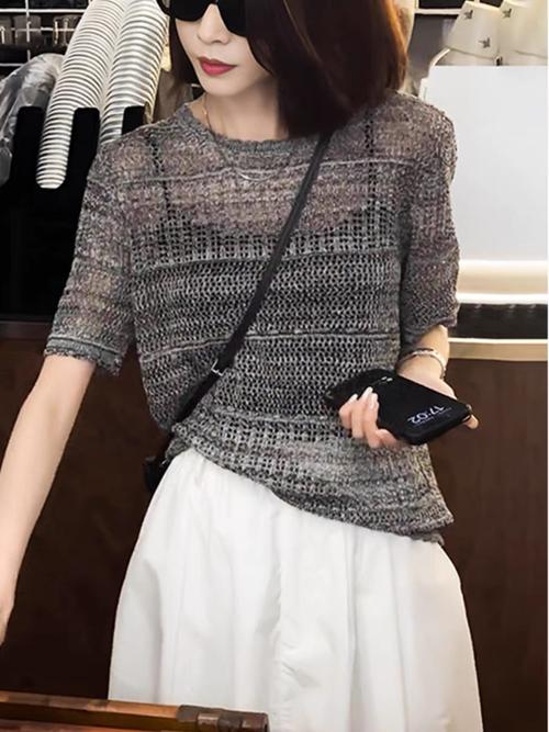 镂空针织t恤怎么搭配