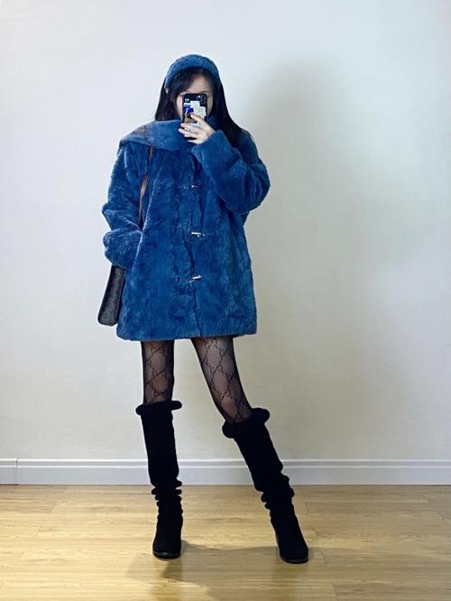 蓝色长款皮草怎么搭配围巾好看吗