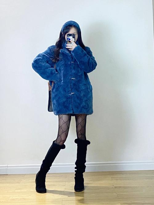 蓝色长款皮草怎么搭配围巾好看吗