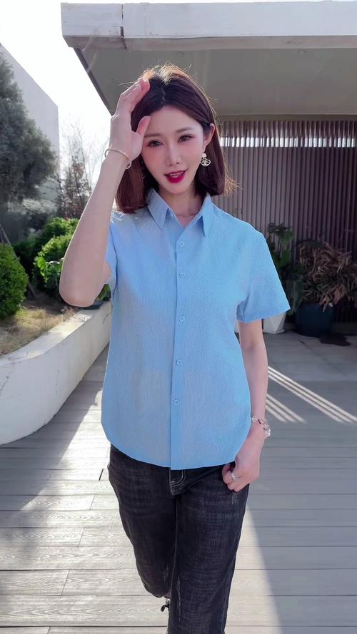 蓝色短衬衫怎么搭配