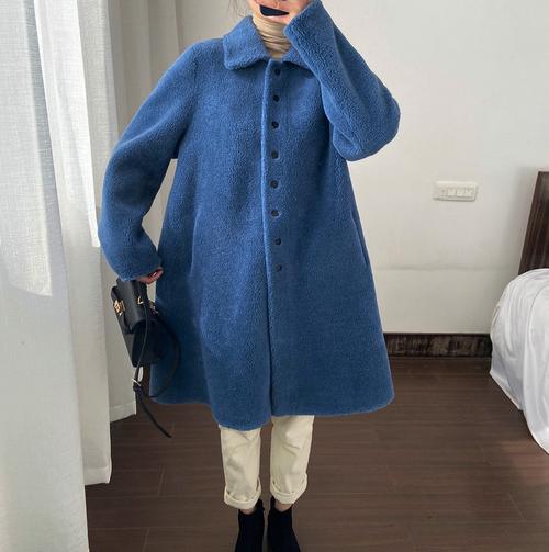 蓝色长款皮草怎么搭配围巾好看