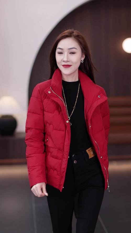 红色短款羽绒服怎么搭配裙子图片大全