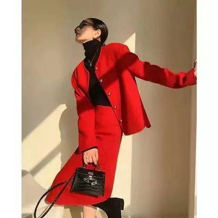 红色短皮草下身怎么搭配衣服