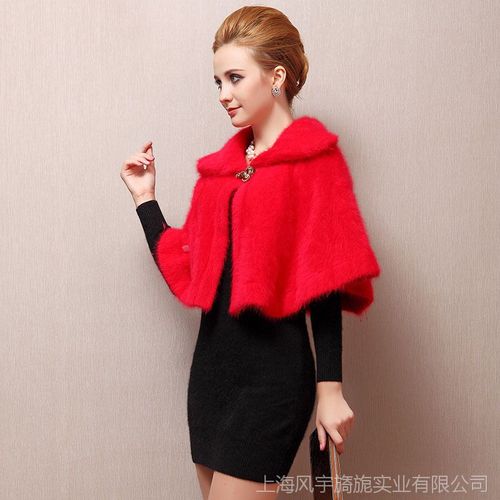 红色短皮草下身怎么搭配衣服