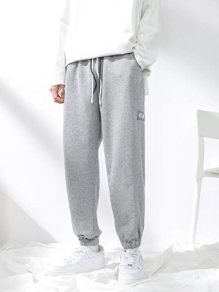 男冬天灰色裤子怎么搭配衣服好看