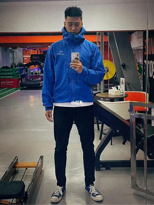 冬天穿的蓝色的鞋子怎么搭配衣服好看吗