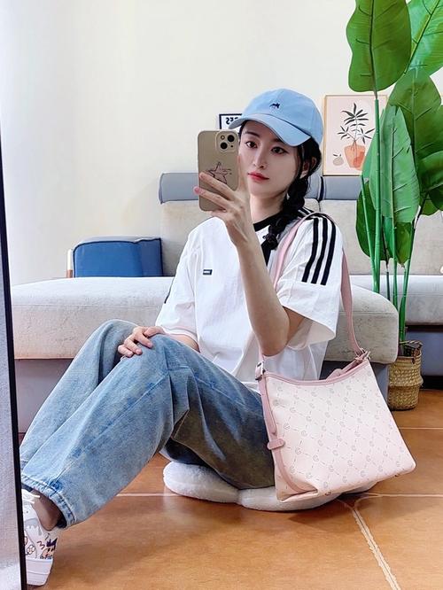 浅粉包包怎么搭配图片