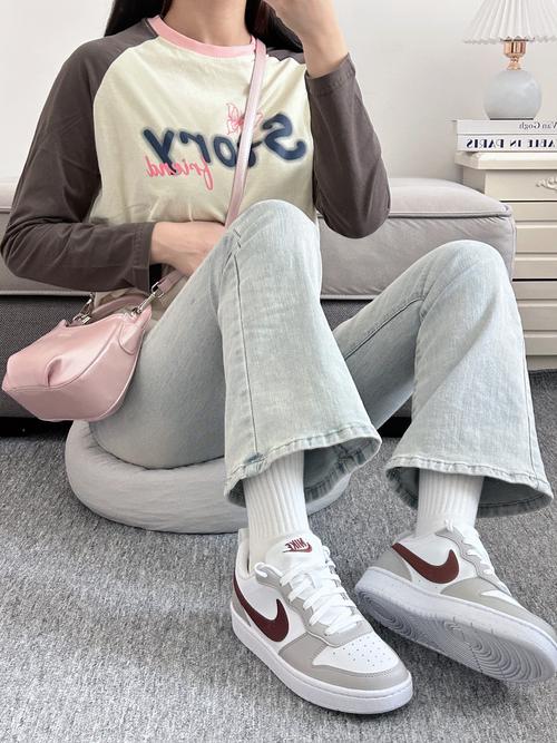 浅粉包包怎么搭配图片