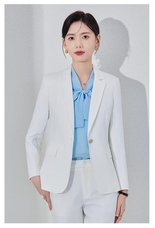 白色一粒扣小西装怎么搭配