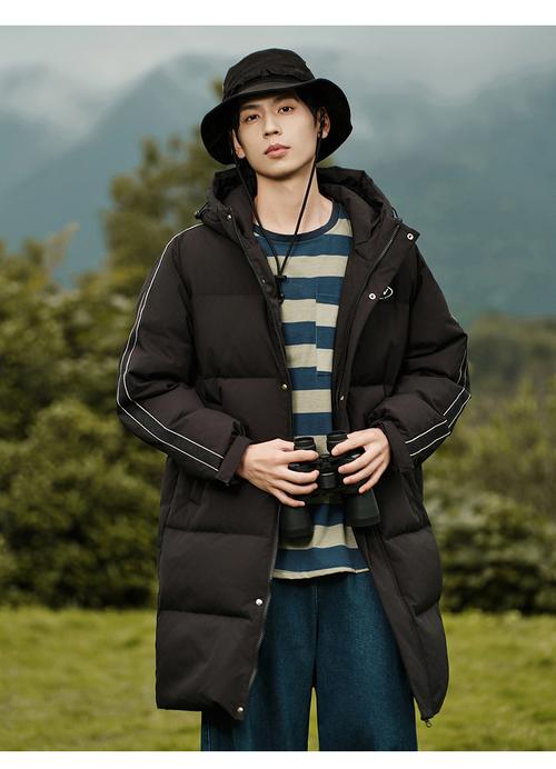 男中长款羽绒服里面怎么搭配图片