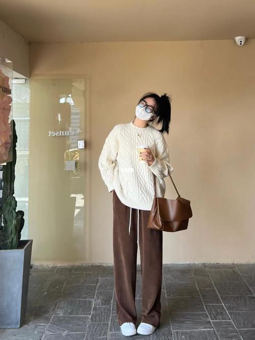 咖啡色毛衣白色外套怎么搭配什么裤子好看吗