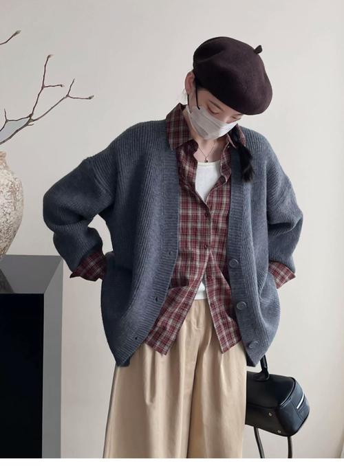 咖啡色毛衣白色外套怎么搭配什么裤子好看吗