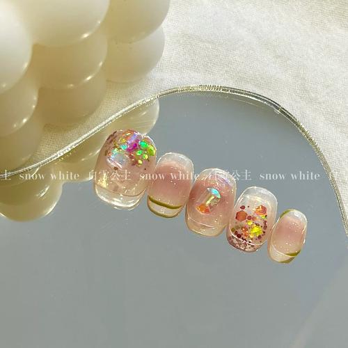 浅紫色和绿色指甲怎么搭配呢