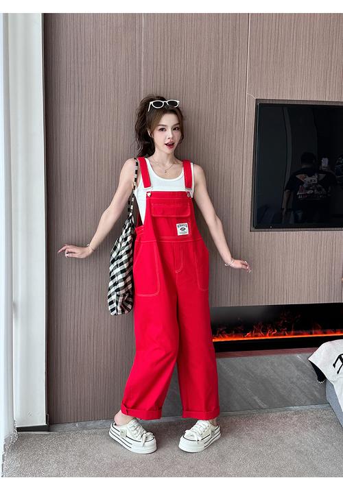 红色的裤子怎么搭配上衣