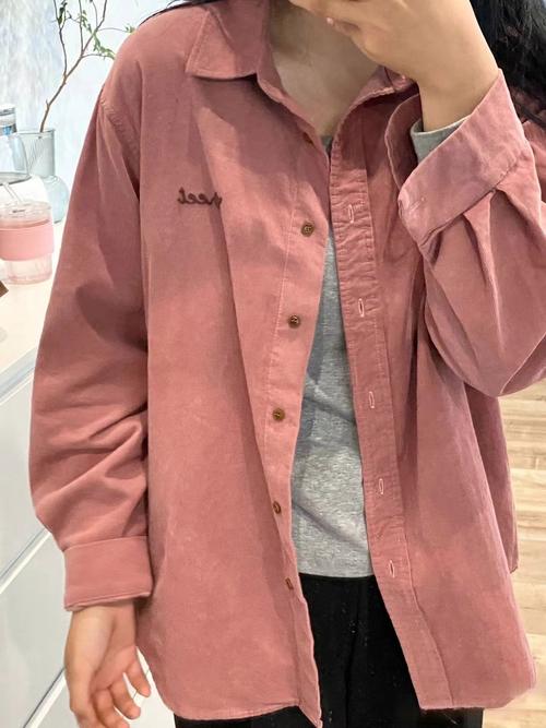 粉色复古中长上衣怎么搭配图片