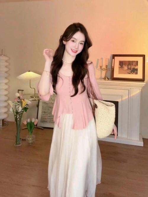 粉色复古中长上衣怎么搭配图片