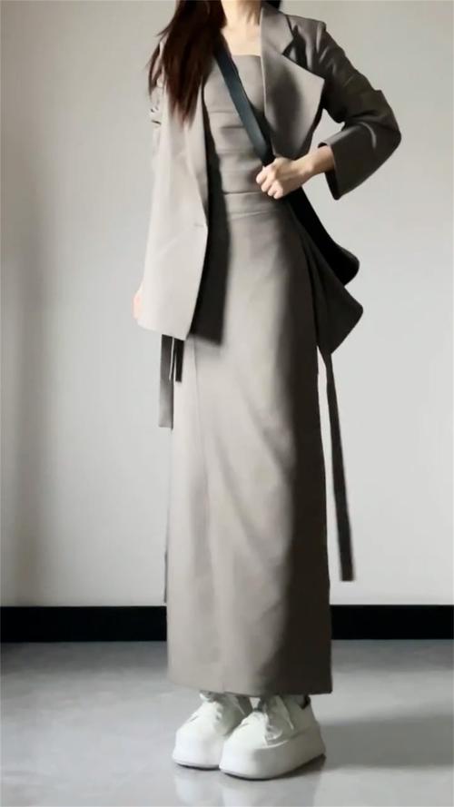 长吊带连衣裙怎么搭配外套