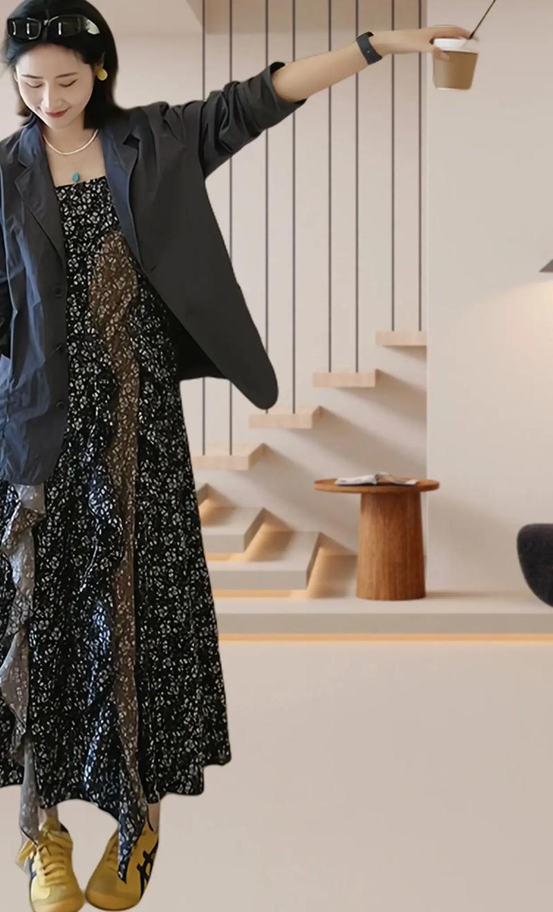 长吊带连衣裙怎么搭配外套