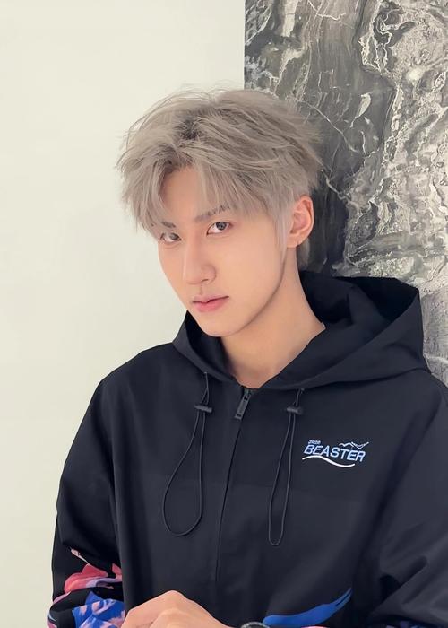 男生什么颜色头发显白