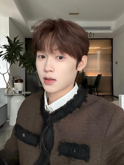 男生什么颜色头发显白