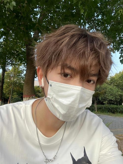 男生什么颜色头发显白