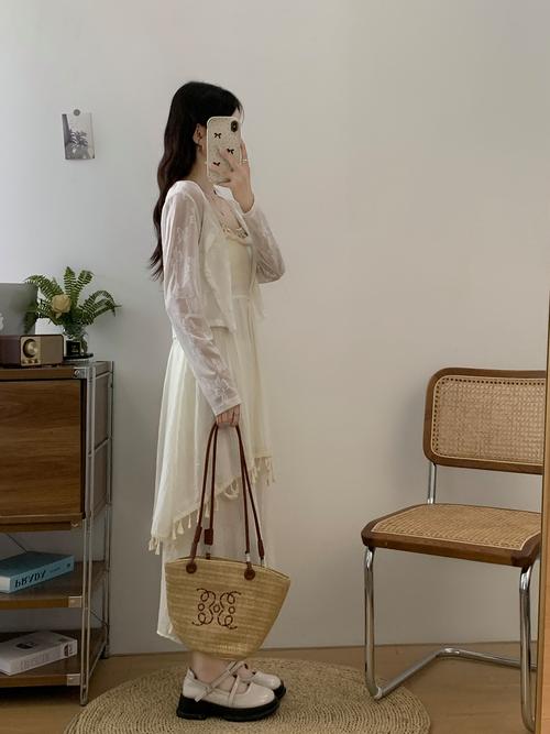 吊带拼接连衣裙怎么搭配上衣外套